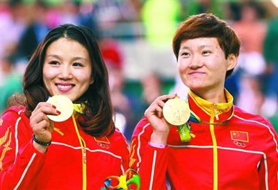 中国队选手钟天使（右）与宫金杰在颁奖仪式上