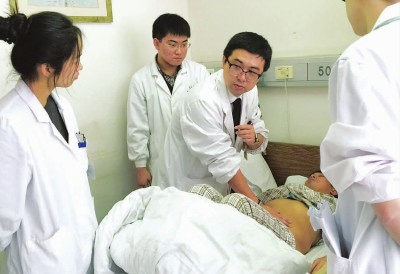 乐飞医生进行临床带教