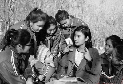特岗教师克地也木。木合旦（右三）在阿克苏地区柯坪县二中为学生们答疑解惑