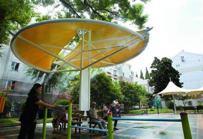 四平路街道鞍山四村微更新时，在居民活动区引入喷雾降温装置