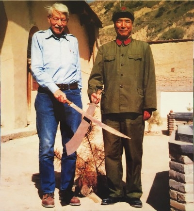 1984年6月，“长征小组”抵达吴起镇，索尔兹伯里与秦兴汉手持红军用过的钢刀合影，表示重走之路胜利结束