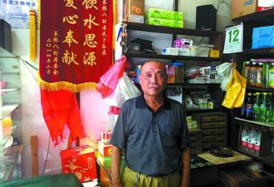 卜永展在他的小杂货店内