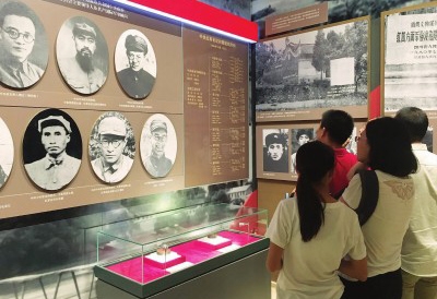 观众在展览现场观看展品
