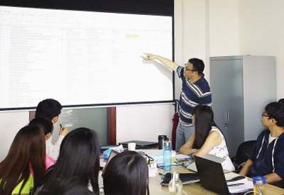 上海财大师生们时常围绕大数据开展热烈的学术讨论。图为葛冬冬教授在给学生讲课