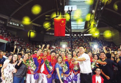 9月5日，中国女排队员和清华大学师生合影