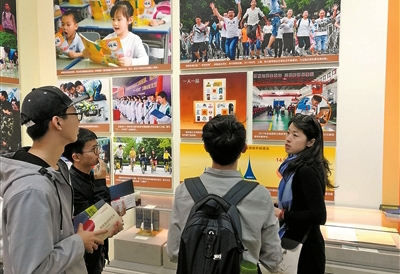 学生在“砥砺奋进的五年”大型成就展教育展区参观