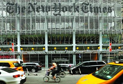 美国纽约，行人走过纽约时报大楼。在特朗普当选美国总统后，由于增加了大量的数字订阅，纽约时报公司公布今年第二季度利润为2770万美元，创9年来新高