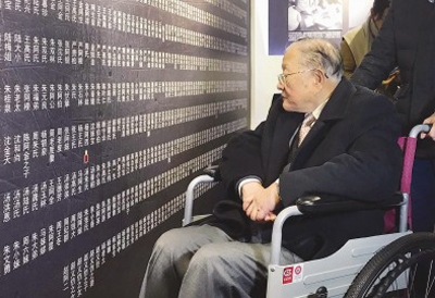 全球唯一健在的东京审判全程亲历者、96岁高龄的原远东军事法庭检察官秘书高文彬参观“侵华日军在淞沪地区的暴行实物展” 全球唯一健在的东京审判全程亲历者、96岁高龄的原远东军事法庭检察官秘书高文彬参观“侵华日军在淞沪地区的暴行实物展”