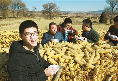 恰逢元宵节，细心的柴宇给正在调研的学生捎来了元宵，在农家院里与学生一起分享