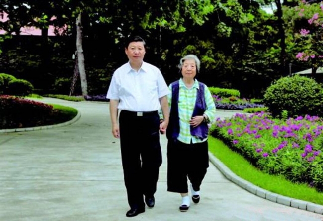 习近平陪母亲齐心散步
