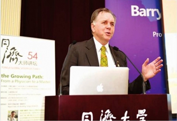 诺奖得主马歇尔在同济大学做学术报告 江 平摄