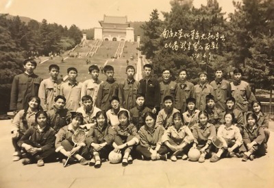1978年4月,77级南京大学化学系全班同学入学后首次春游合影 1978年4月,77级南京大学化学系全班同学入学后首次春游合影