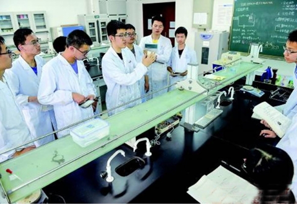 在中国科大化学物理系实验室内，学生们在上实验课
