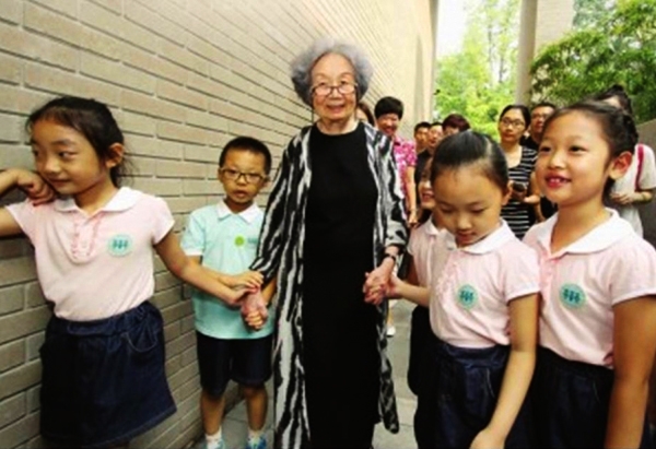 叶嘉莹先生从1995年起就开始少儿诗教。去年教师节当天，南开大学幼儿园的小朋友来到她的迦陵学舍送上节日祝福。