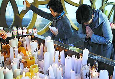 韩国家长燃烛祈祷考生金榜题名