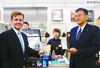 1月23日，在日本东京的一家罗森便利店，罗森集团CEO(右一)和蚂蚁金服集团高级副总裁(左一)体验使用支付宝结账