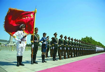 中国人民解放军军旗为红底,上缀金黄色的五角星及‘八一’两字,表示中国人民解放军自1927年8月1日南昌起义诞生以来,经过长期的奋斗,正以其灿烂的星光,普照全国 中国人民解放军军旗为红底,上缀金黄色的五角星及‘八一’两字,表示中国人民解放军自1927年8月1日南昌起义诞生以来,经过长期的奋斗,正以其灿烂的星光,普照全国