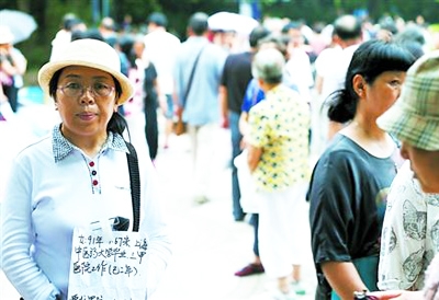 盛夏时节，人民公园相亲角依旧人山人海