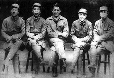 美国飞行员托勒特(中)与新四军浙东游击纵队领导人合影 美国飞行员托勒特(中)与新四军浙东游击纵队领导人合影