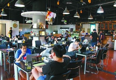 车库咖啡像是咖啡馆、办公室与图书馆的综合体 车库咖啡像是咖啡馆、办公室与图书馆的综合体