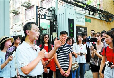张家禾改变了室内讲解的方法,而是以在弄堂里慢走的形式现场传讲,让学员更深刻地体会到白色恐怖下隐蔽战线斗争的不易 张家禾改变了室内讲解的方法,而是以在弄堂里慢走的形式现场传讲,让学员更深刻地体会到白色恐怖下隐蔽战线斗争的不易