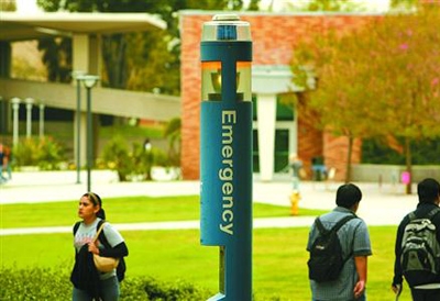 美国加州大学校园内，学生走过路边的应急设施
