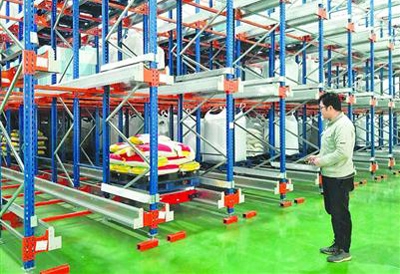 华西村水稻种植基地,崔京斌在储藏室操控设备 华西村水稻种植基地,崔京斌在储藏室操控设备