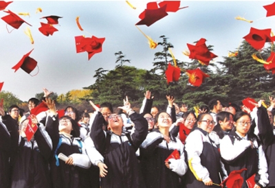 十八岁成人仪式上，青年学生们将成人帽抛向天空