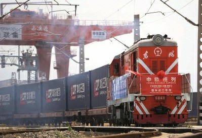 6月13日，装载着进口沃尔沃汽车的“长安号”中欧班列抵达西安港西安铁路集装箱中心站