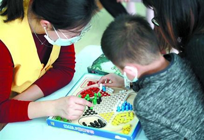志愿者在复旦大学附属儿科医院，为白血病患儿提供志愿服务