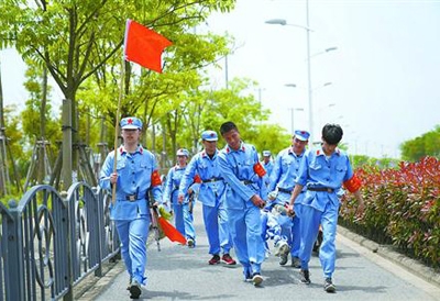 大学生们开展穿越雷区、穿越火线、救护伤员、补给前线等主题活动