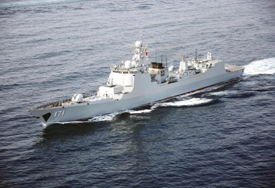 海口舰在执行第27批护航任务期间在海上航行
