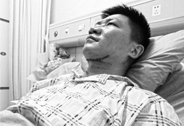 顾全躺在病床上,接受媒体采访