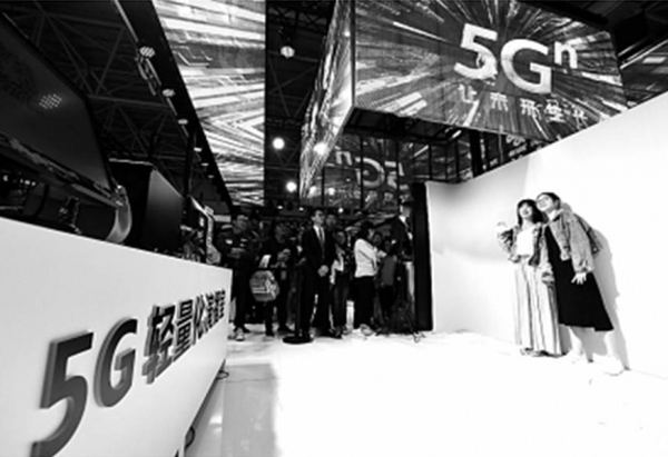 参观者在第二届数字中国建设成果展上体验5G轻量化演播室.jpg