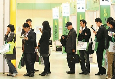 在韩国首都首尔的一场招聘会上，不少年轻人前来求职.jpg