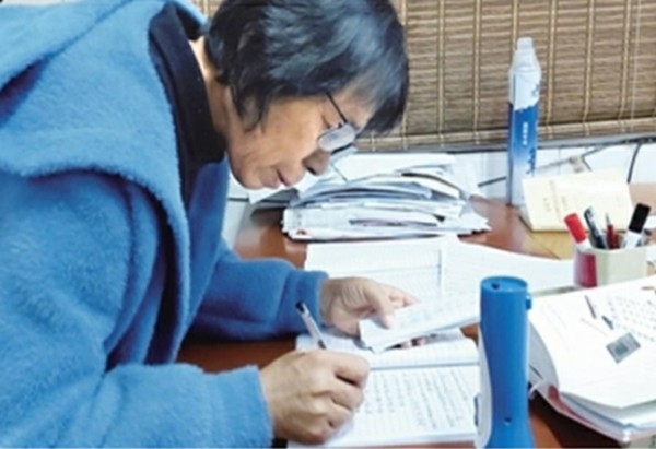 张桂梅晚上每次检查校园后都要详细记录.jpg