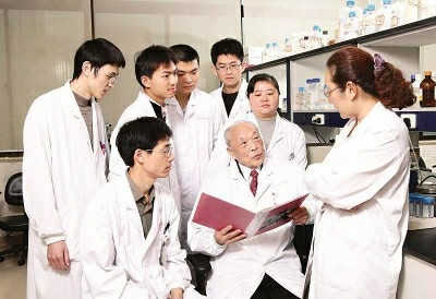 王振义院士与学生一起探讨临床上遇到的疑难病例