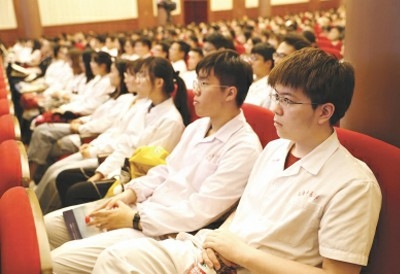 医务工作者代表在现场认真聆听先进事迹