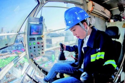 刘家琼在70多米的空中熟练地操纵着塔吊
