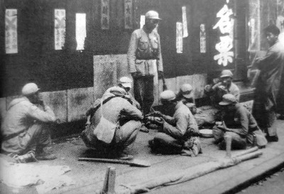 进入上海时，解放军战士风餐露宿