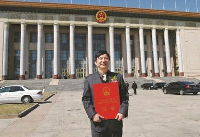 2004年，梁晓庚获国家科技进步一等奖，笑捧证书