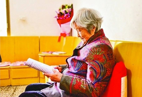 手术后，“老阿姨”龚全珍又能看书了