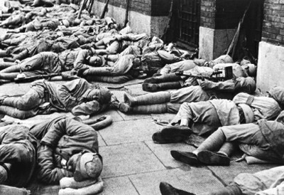 949年5月27日，中国人民解放军在解放上海战役中，不住民房，露宿街头，陆仁生由此拍摄了在国内外引起强烈震动的《露宿街头》