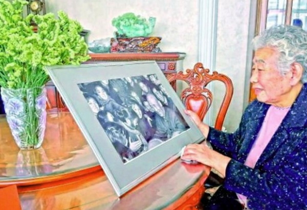 孟泰女儿孟庆珍向记者展示父亲孟泰的照片