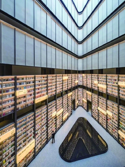 爱琴海亚朵S酒店与书店合作，把大堂变成了一座巨型图书馆.jpg