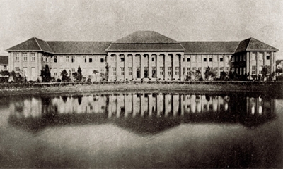 1922 年，新建吴淞校舍部分落成，图为当时的大礼堂和工科教室.jpg