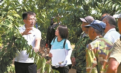 刘玉祥（左一）对农民作桃幼果期生产技术指导.jpg