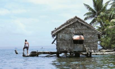 这是所罗门群岛东伦内尔岛特加诺湖湖畔的一个木屋.jpg