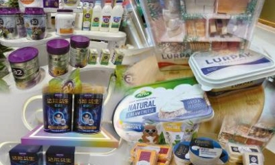 进博会上,各家乳制品参展商带来各自产品.jpg
