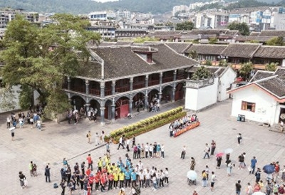 游客在遵义会议会址参观